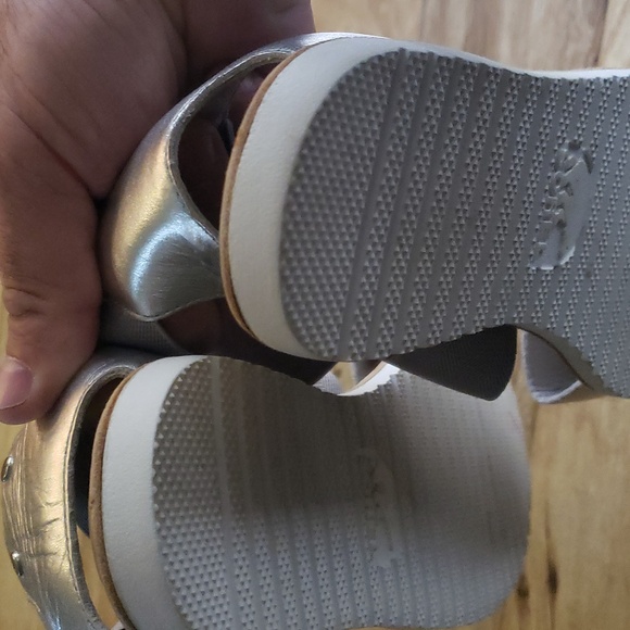 Sorel woman's sandals 9.5 silver and tan - Picture 2 of 3